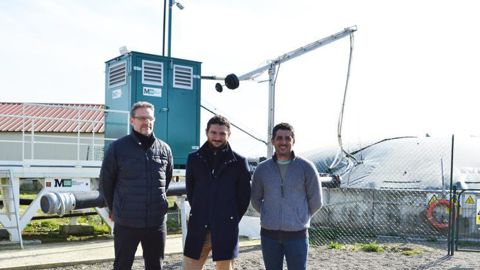 Thierry Véronèse, directeur scientifique d’Ovalie Innovation (à g.), Julien Of, président d’ADG, et Aurélien Loumagne, gaveur de canards gras à Barcelonne-du-Gers, ont présenté le dispositif de microméthanisation MCube à la presse, le 7 février. © F. JACQUEMOUD